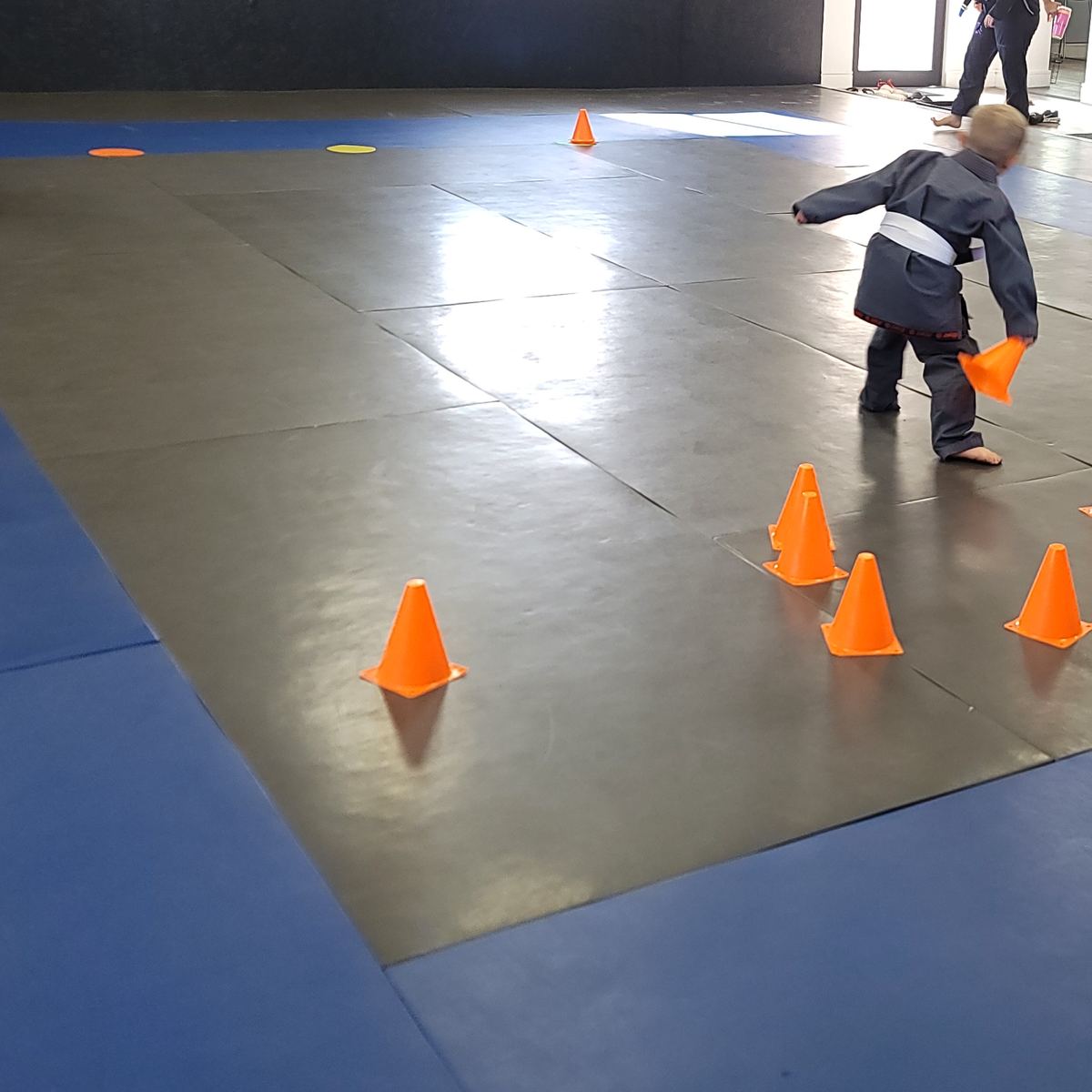 Un Mini lleva un cono por el tatami.